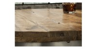 Zoom sur la tranche du plateau de la table basse ORVIK 68cm en bois de manguier et structure clair