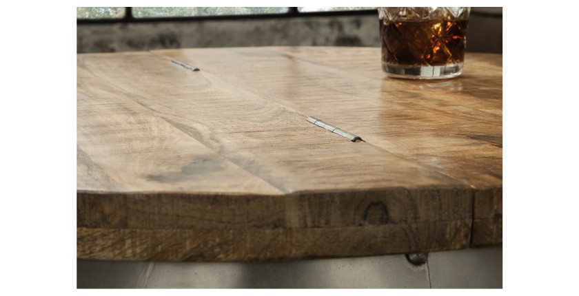 Zoom sur la tranche du plateau de la table basse ORVIK 68cm en bois de manguier et structure clair