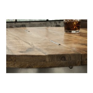 Zoom sur la tranche du plateau de la table basse ORVIK 68cm en bois de manguier et structure clair