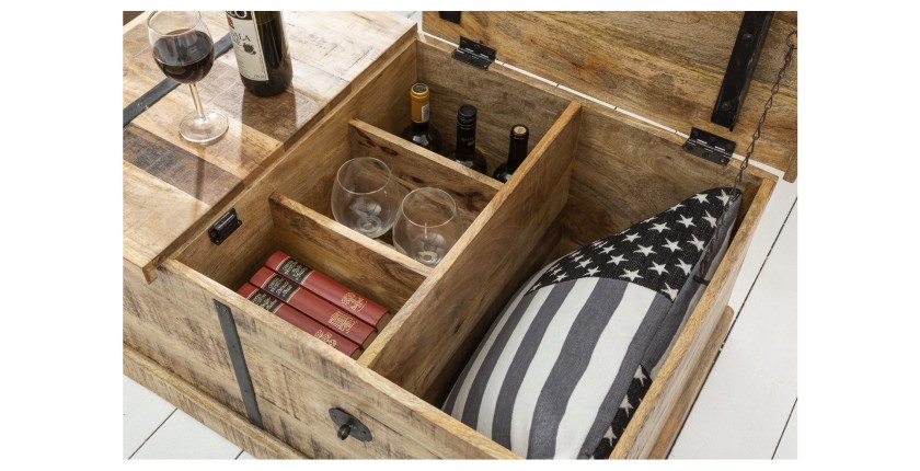 Zoom sur le coffre de rangement de la table basse TRESORO 100cm en bois de manguier clair