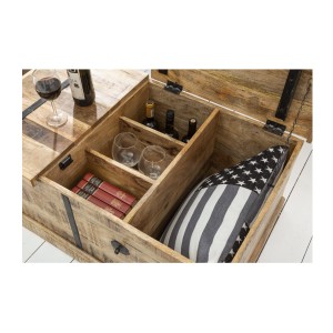 Zoom sur le coffre de rangement de la table basse TRESORO 100cm en bois de manguier clair