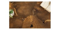 Zoom sur la texture du plateau de la table basse TEKORA 90cm en bois de teck