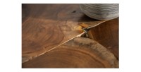 Zoom sur les aspérités de la table basse LOVARK 70cm en bois de Teck