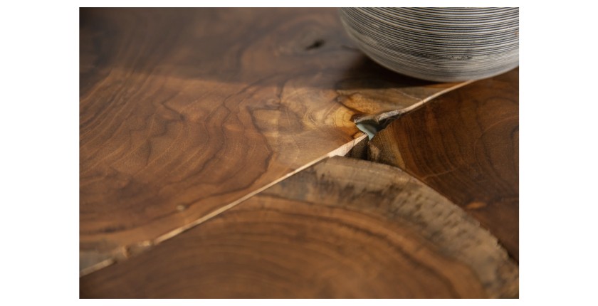 Zoom sur les aspérités de la table basse LOVARK 70cm en bois de Teck