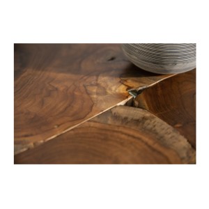 Zoom sur les aspérités de la table basse LOVARK 70cm en bois de Teck