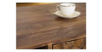 Zoom sur la texture du plateau de la table basse SCANI 100cm en bois de Sheesham