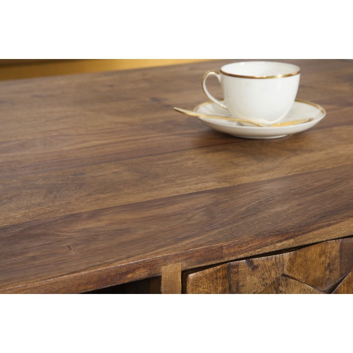 Zoom sur la texture du plateau de la table basse SCANI 100cm en bois de Sheesham