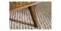 Zoom sur l'un des pieds de la table basse SCANI 100cm en bois de Sheesham