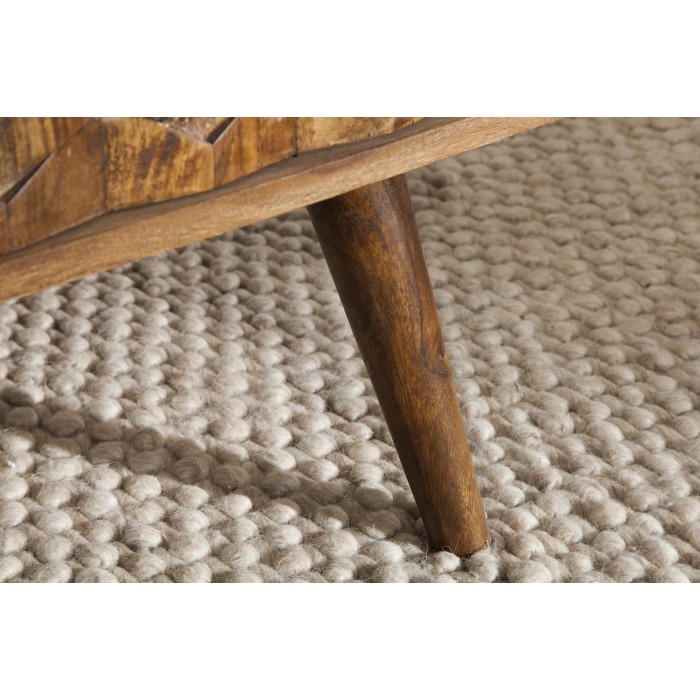 Zoom sur l'un des pieds de la table basse SCANI 100cm en bois de Sheesham