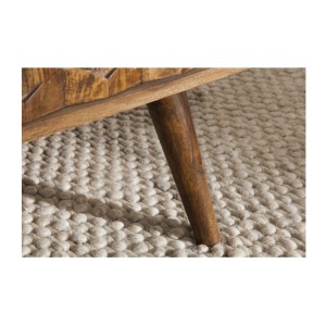 Zoom sur l'un des pieds de la table basse SCANI 100cm en bois de Sheesham