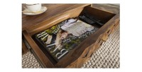 Zoom sur le tiroir ouvert de la table basse SCANI 100cm en bois de Sheesham