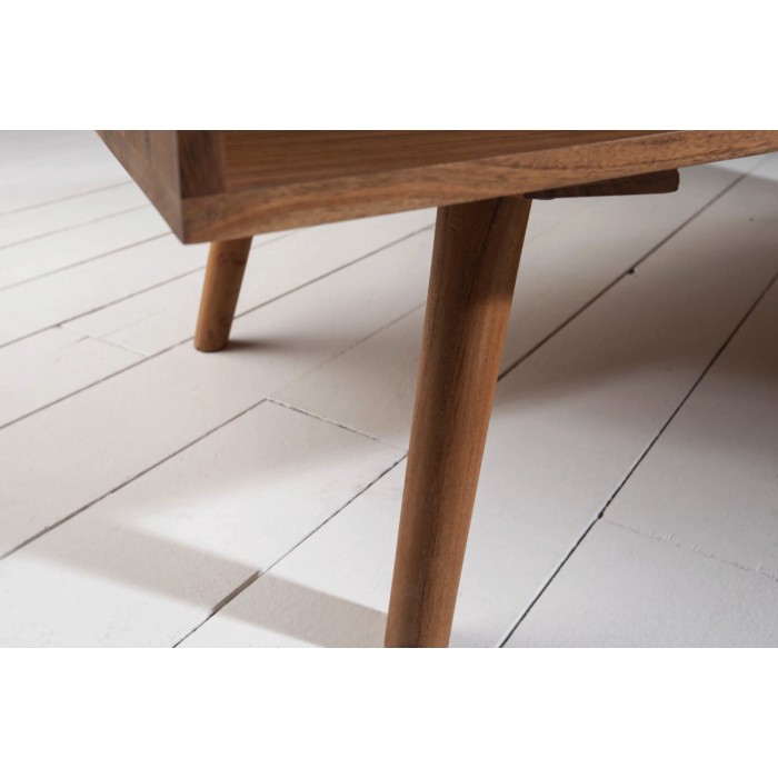 Zoom sur l'un des pieds de la table basse SCANI 100cm en bois d'acacia