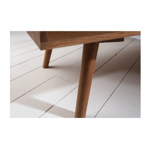 Zoom sur l'un des pieds de la table basse SCANI 100cm en bois d'acacia