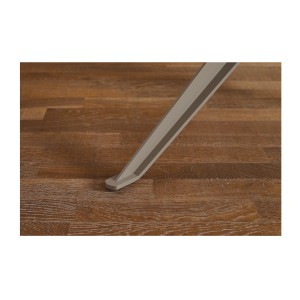 Zoom sur l'un des pieds de la table de salle à manger AVELIS 220cm