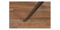 Zoom sur l'un des pieds de la table de salle à manger AVELIS 220cm effet marbre