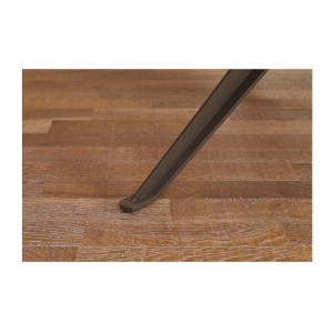 Zoom sur l'un des pieds de la table de salle à manger AVELIS 220cm effet marbre