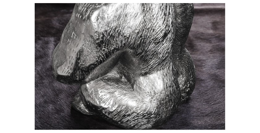 Zoom sur le dos du gorille de la table basse GORILOX argentée