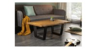 Table basse ARKAYA en acacia 110cm pieds noir en forme de U mise en situation