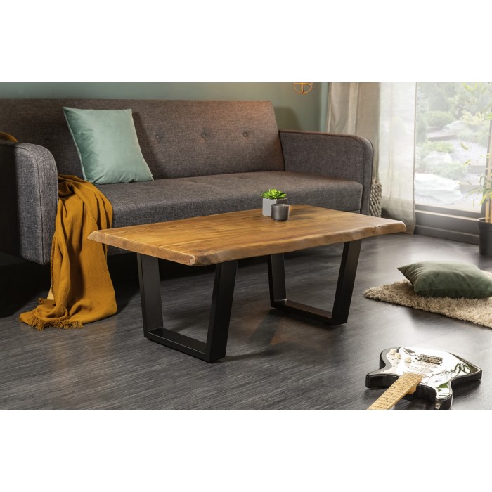 Table basse ARKAYA en acacia 110cm pieds noir en forme de U mise en situation