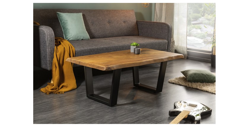 Table basse ARKAYA en acacia 110cm pieds noir en forme de U mise en situation