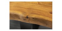Zoom sur la tranche du plateau de la table basse ARKAYA en acacia 110cm pieds noir en forme de U