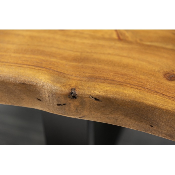 Zoom sur la tranche du plateau de la table basse ARKAYA en acacia 110cm pieds noir en forme de U