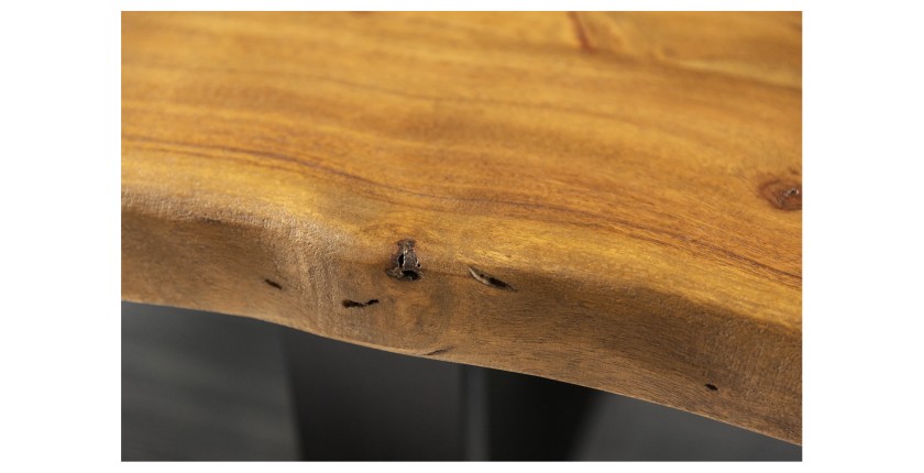Zoom sur la tranche du plateau de la table basse ARKAYA en acacia 110cm pieds noir en forme de U
