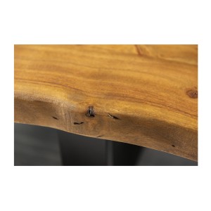 Zoom sur la tranche du plateau de la table basse ARKAYA en acacia 110cm pieds noir en forme de U