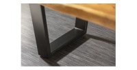 Zoom sur les pieds de la table basse ARKAYA en acacia 110cm pieds noir en forme de U