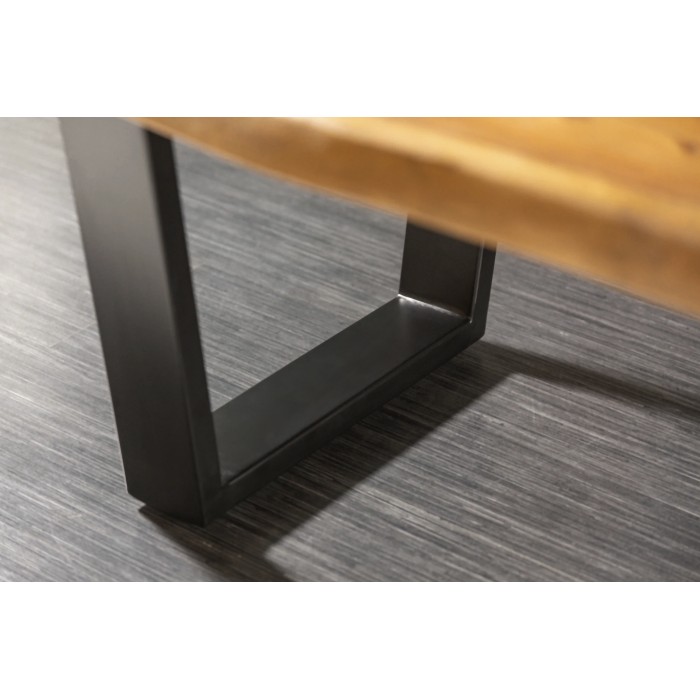 Zoom sur les pieds de la table basse ARKAYA en acacia 110cm pieds noir en forme de U