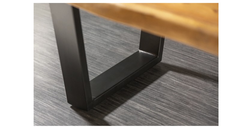Zoom sur les pieds de la table basse ARKAYA en acacia 110cm pieds noir en forme de U
