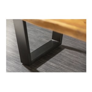 Zoom sur les pieds de la table basse ARKAYA en acacia 110cm pieds noir en forme de U