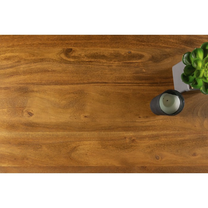 Zoom sur la texture du plateau de la table basse ARKAYA en acacia 110cm pieds noir en forme de U