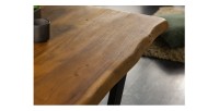Zoom sur le coin de la table basse ARKAYA en acacia 110cm pieds noir en forme de U