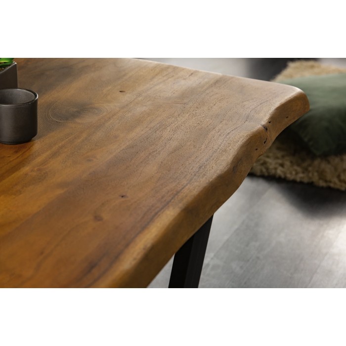 Zoom sur le coin de la table basse ARKAYA en acacia 110cm pieds noir en forme de U