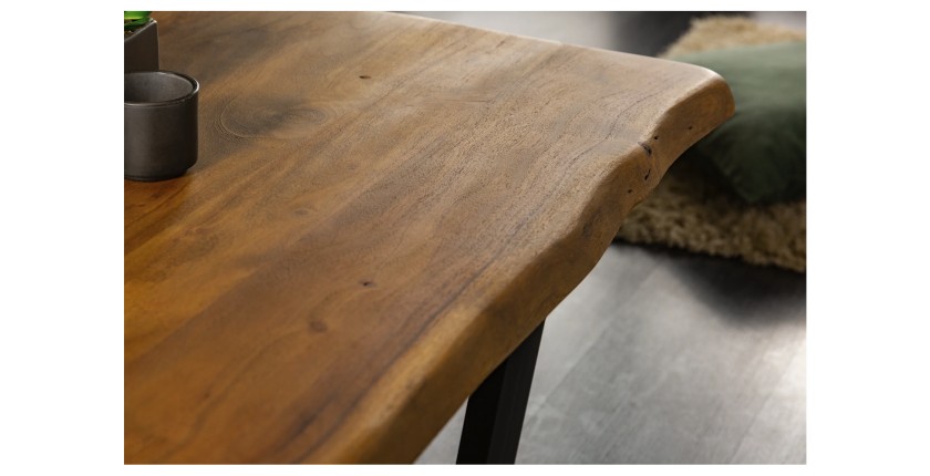 Zoom sur le coin de la table basse ARKAYA en acacia 110cm pieds noir en forme de U