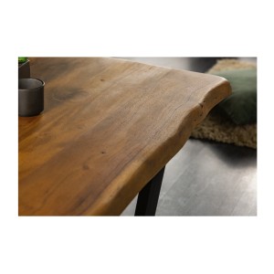 Zoom sur le coin de la table basse ARKAYA en acacia 110cm pieds noir en forme de U