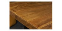 Zoom sur le plateau de la table basse ARKAYA en acacia 110cm pieds noir en forme de U