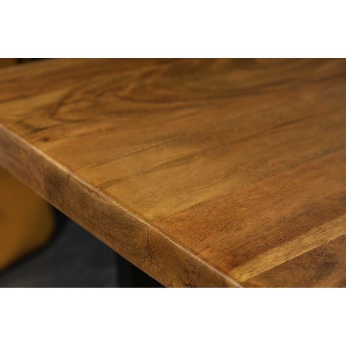 Zoom sur le plateau de la table basse ARKAYA en acacia 110cm pieds noir en forme de U