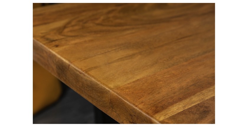 Zoom sur le plateau de la table basse ARKAYA en acacia 110cm pieds noir en forme de U