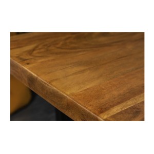 Zoom sur le plateau de la table basse ARKAYA en acacia 110cm pieds noir en forme de U