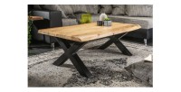 Table basse ARKAYA en acacia 110cm avec pieds en forme de X noirs mise en situation