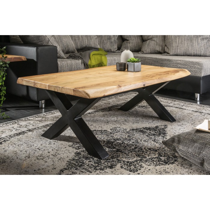 Table basse ARKAYA en acacia 110cm avec pieds en forme de X noirs mise en situation