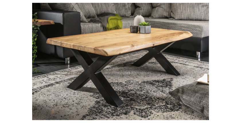 Table basse ARKAYA en acacia 110cm avec pieds en forme de X noirs mise en situation