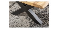 Zoom sur l'un des pieds de la table basse ARKAYA en acacia 110cm avec pieds en forme de X noirs