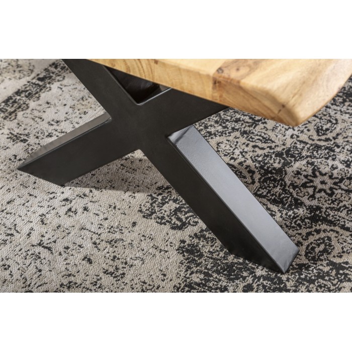 Zoom sur l'un des pieds de la table basse ARKAYA en acacia 110cm avec pieds en forme de X noirs