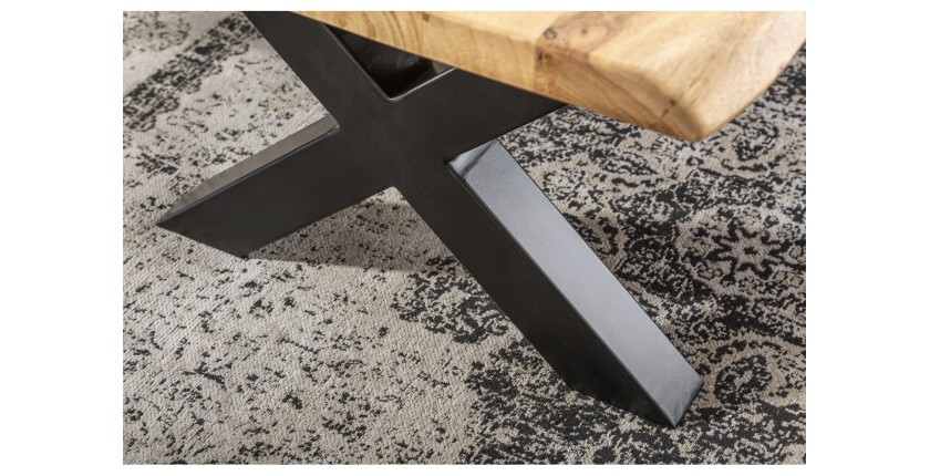 Zoom sur l'un des pieds de la table basse ARKAYA en acacia 110cm avec pieds en forme de X noirs