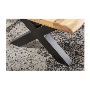 Zoom sur l'un des pieds de la table basse ARKAYA en acacia 110cm avec pieds en forme de X noirs