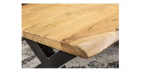 Zoom sur le coin du plateau de la table basse ARKAYA en acacia 110cm avec pieds en forme de X noirs