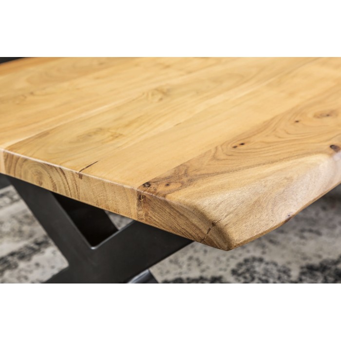 Zoom sur le coin du plateau de la table basse ARKAYA en acacia 110cm avec pieds en forme de X noirs